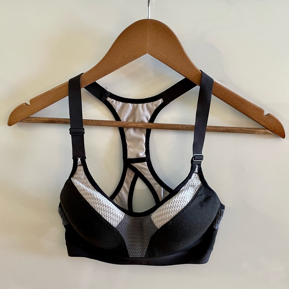 Victoria Secret Sports Bra. Black. 32B